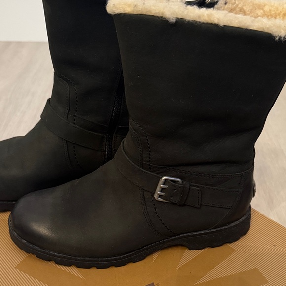UGG Black Boots with Cream Shearling - Picture 2 of 8